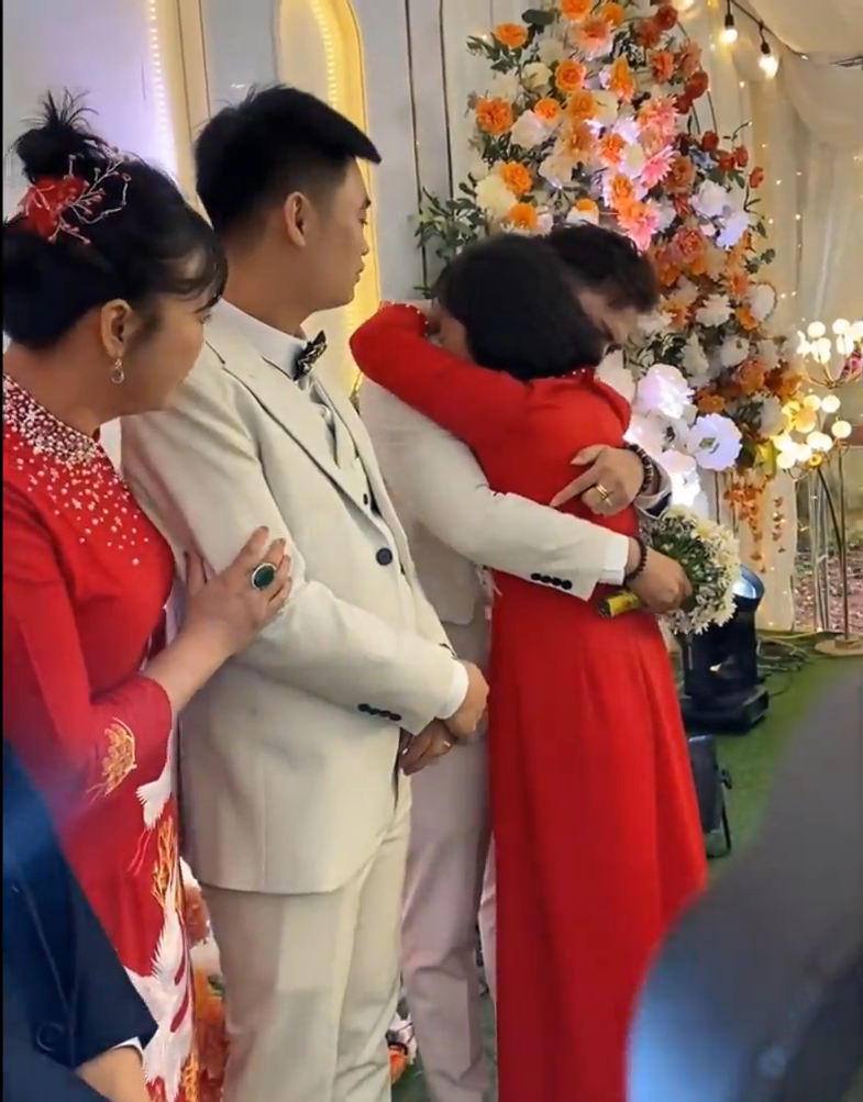 Đám cưới đặc biệt ở Yên Bái, 2 bà mẹ ôm nhau khóc khi chứng kiến ngày vui của 2 cậu con trai - ảnh 2