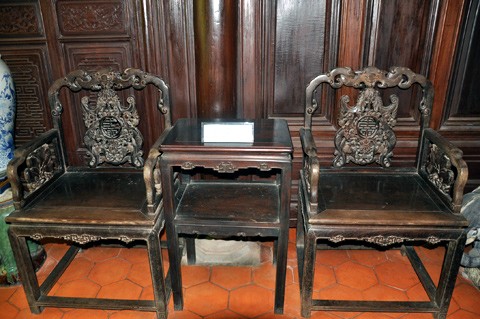 Bộ ghế ngồi bằng gỗ quí thời nhà Minh hơn 450 tuổi