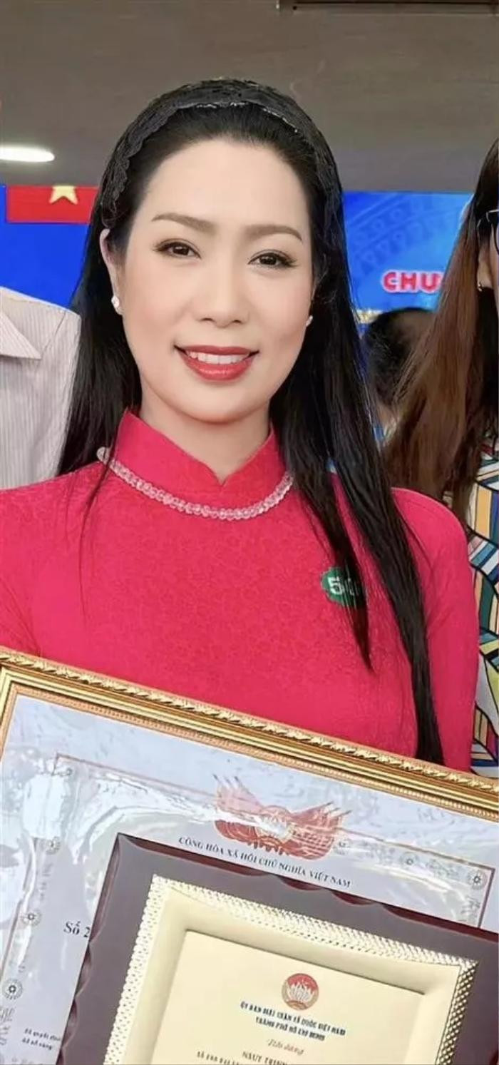 Trịnh Kim Chi là Á hậu đầu tiên ở Việt Nam được phong tặng danh hiệu NSND.