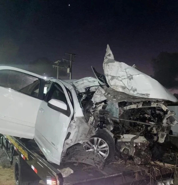 Hình ảnh cho thấy chiếc xe màu trắng bị hư hỏng hoàn toàn sau vụ tai nạn.