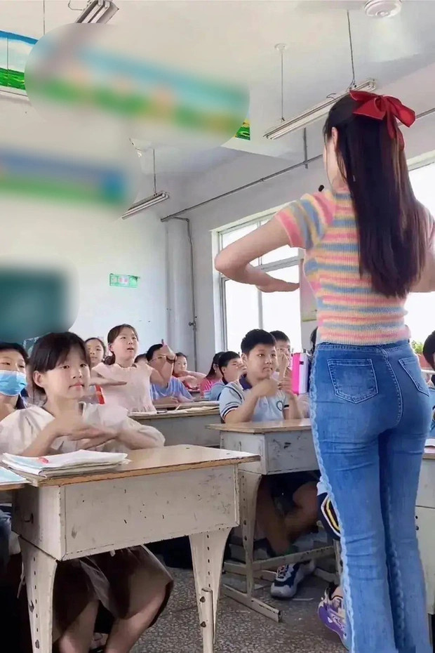 Cô giáo gây chú ý vì bóng lưng quá đẹp, chỉ diện quần jeans thôi đã khiến dân mạng phải tranh cãi