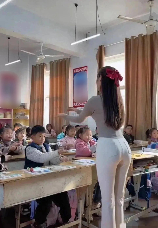 Nữ giáo viên Tiểu học “nổi như cồn” vì có bóng lưng quá đẹp khiến nhiều phụ huynh nam tranh nhau đón con tan học