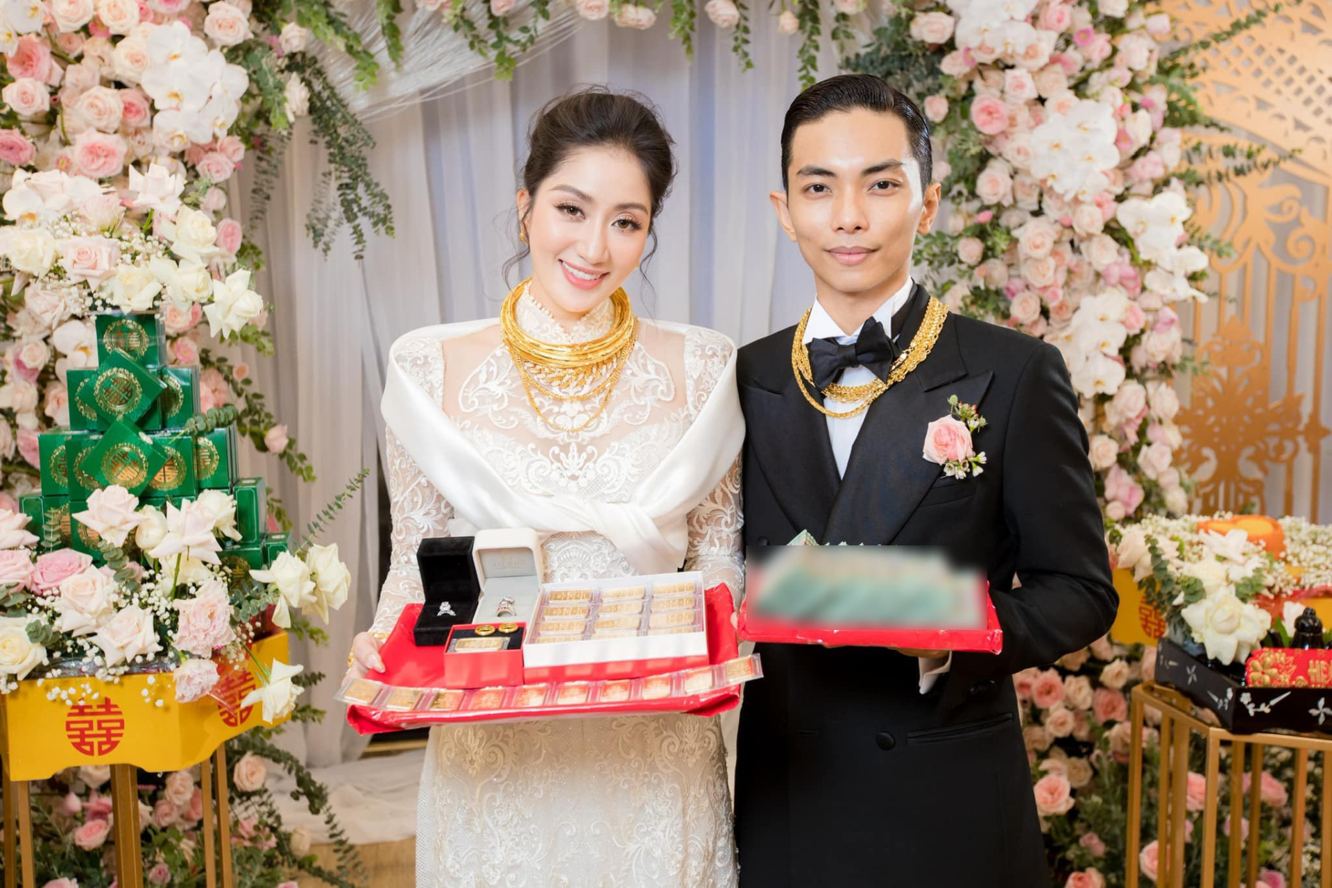 Khánh Thi - Phan Hiển bất ngờ chia sẻ lại ảnh đính hôn sau 1 năm kết hôn