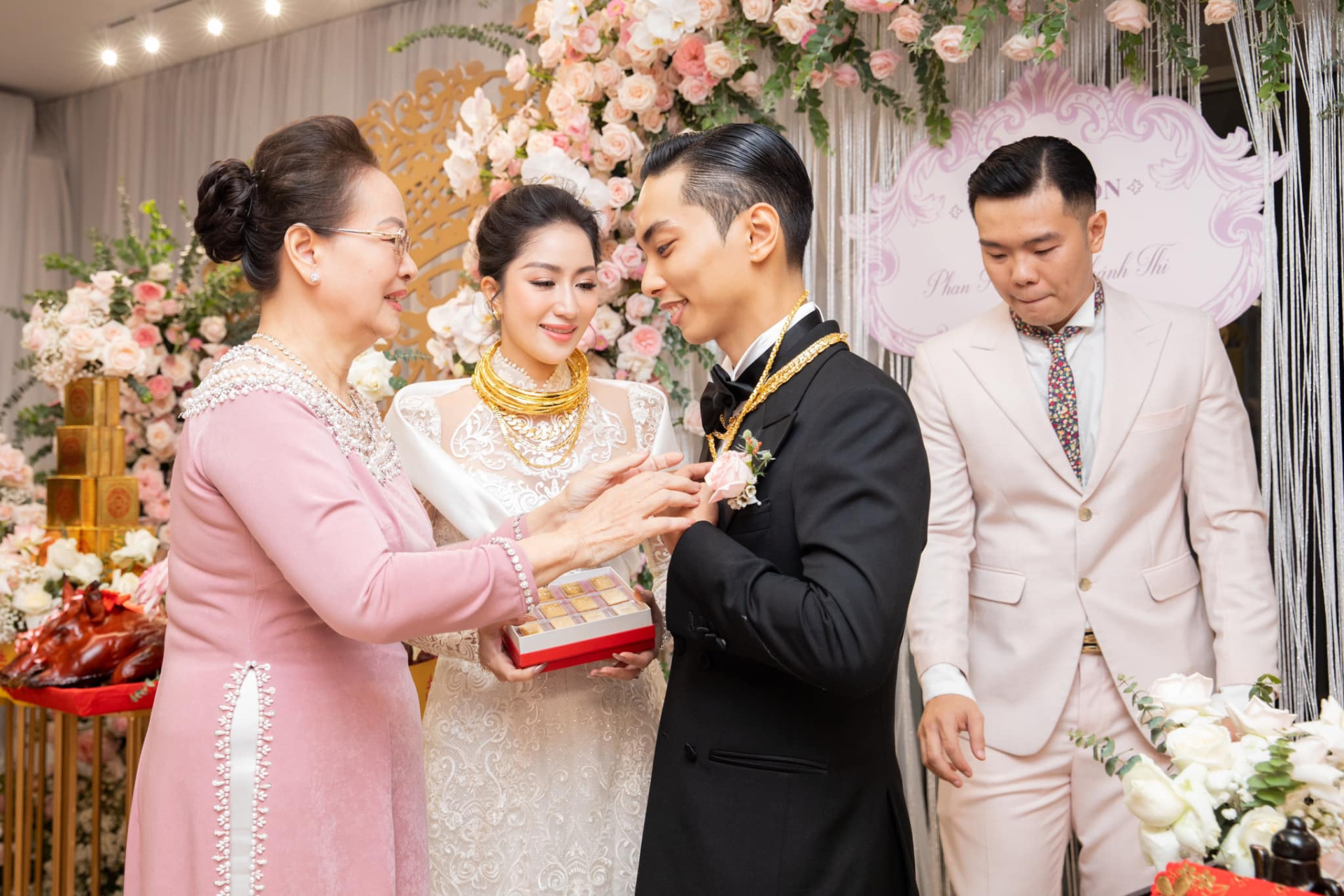 Khánh Thi - Phan Hiển chia sẻ lại ảnh đính hôn sau hơn 1 năm kết hôn, tiếp tục làm đám cưới? - ảnh 2