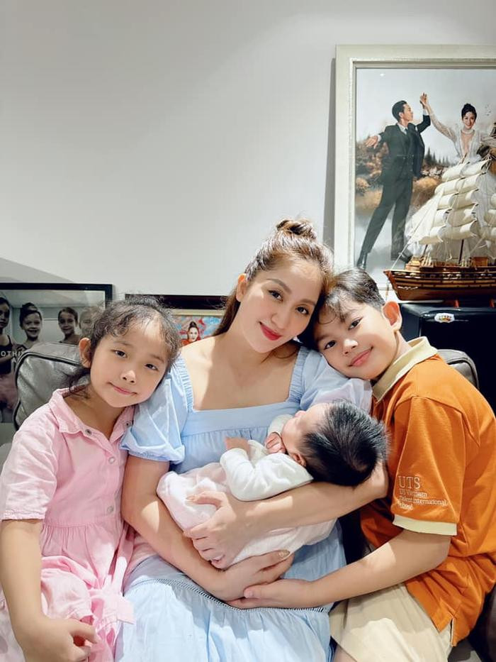 Khánh Thi chia sẻ niềm vui khi con thứ 3 chào đời.