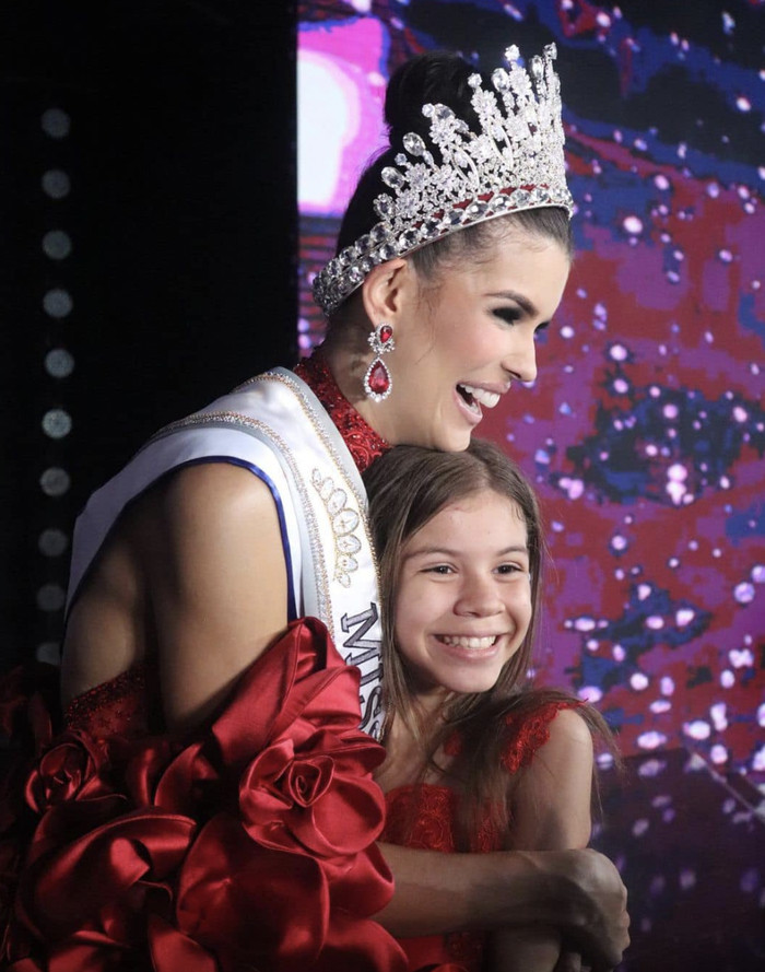 Tân hoa hậu chia sẻ niềm vui chiến thắng cùng con gái 11 tuổi