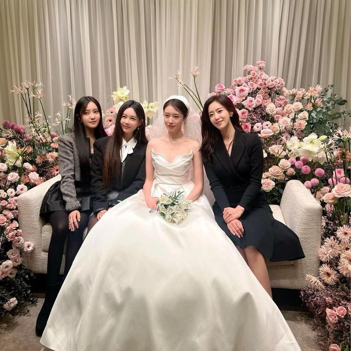 Các thành viên khác của T-ara cũng đến dự đám cưới Jiyeon