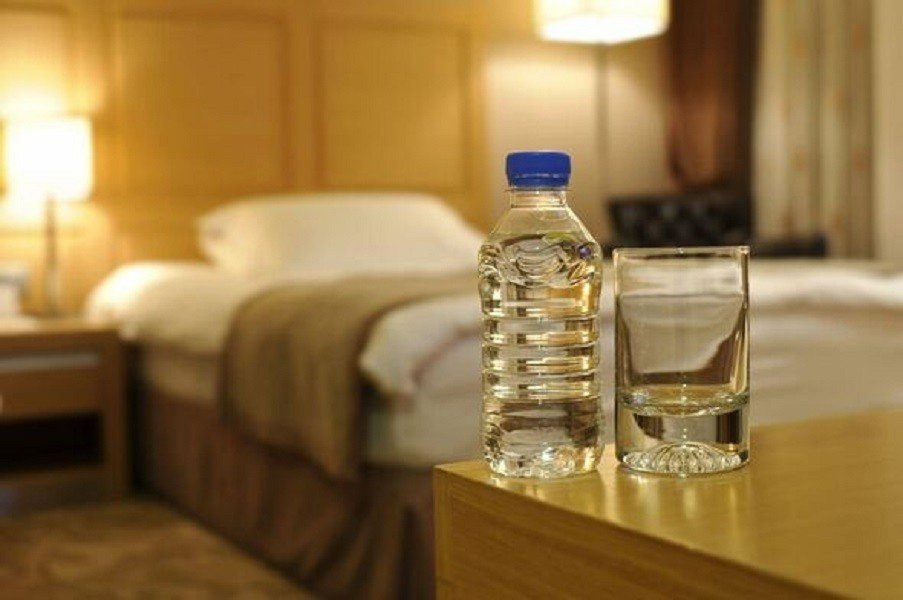 Vì sao khi đến nhận phòng khách sạn nên ném chai nước xuống gầm giường, mẹo lưu trú không phải ai cũng biết? - ảnh 1