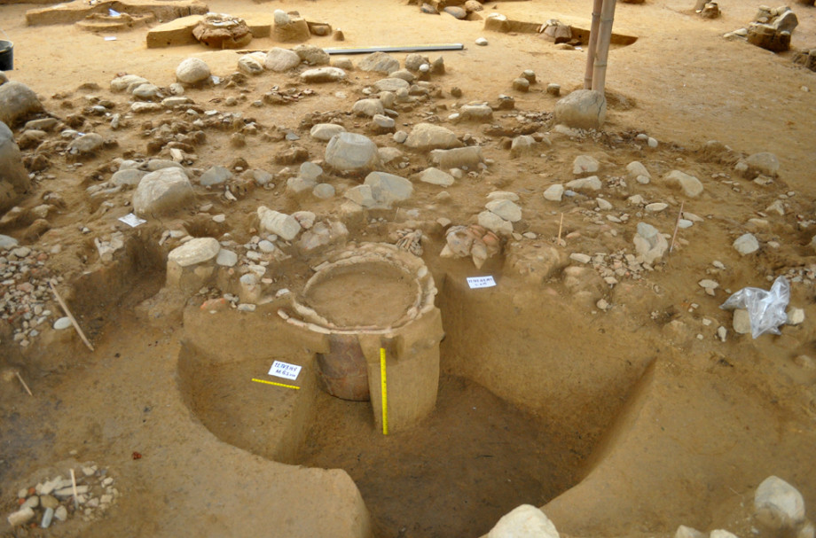 Di tích khảo cổ đó được phát hiện là Dépot à Jarres Sa Huỳnh (nghĩa là kho chum Sa Huỳnh).