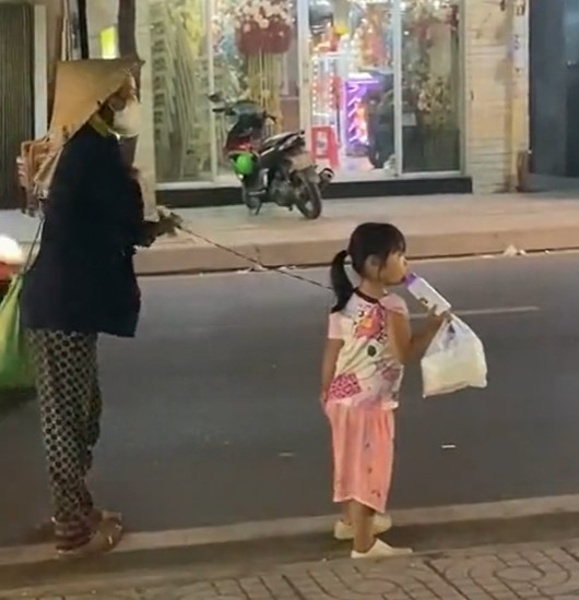 Xôn xao clip cháu gái tay cầm bình sữa dẫn người bà bị khiếm khuyết mưu sinh trên phố khiến ai nấy xót xa - ảnh 3