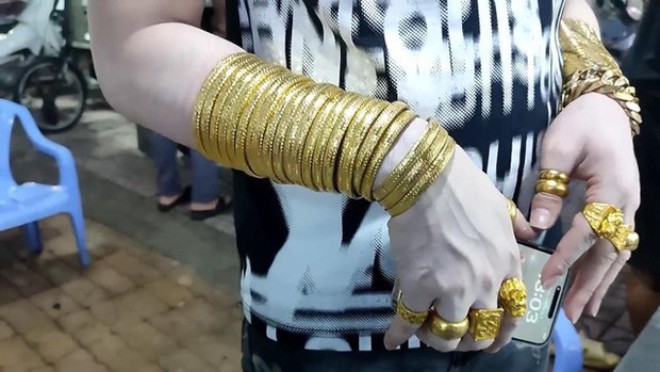 Bộ sưu tập vòng - nhẫn vàng: 2 bộ vòng, 3 sợi dây chuyền, 10 nhẫn và 2 lắc tay