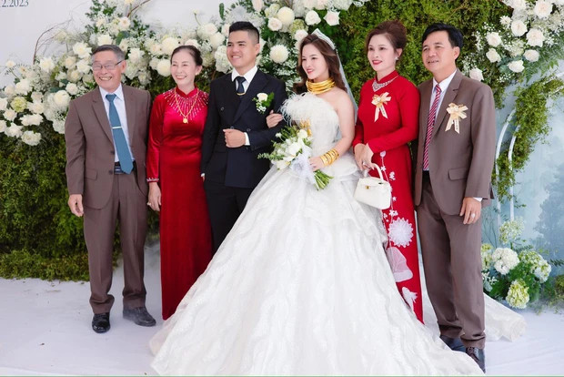 Cô dâu đeo 25 cây vàng lên sân khấu làm chuyện để đời khách mời “nháo nhào”, 3 thế hệ họ ngoại phản ứng - ảnh 3