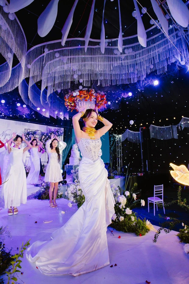 Hình ảnh cô dâu đeo 25 cây vàng, nhảy cực sung trong đám cưới khiến cộng đồng mạng chú ý.