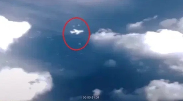 Có 3 quả cầu bay xung quanh chiếc máy bay trước khi nó bị biến mất trong một vùng ánh sáng lóe lên.