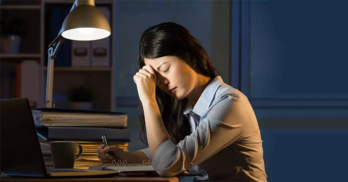 Ai thường xuyên thức khuya nếu phát hiện có các dấu hiệu này cần dừng lại ngay để tránh nguy cơ đột tử - ảnh 3