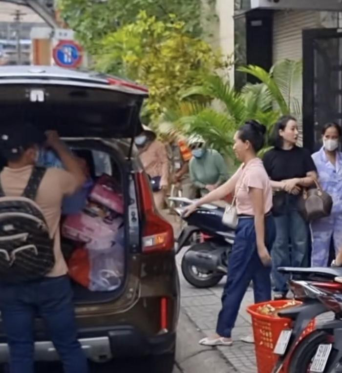 Hình ảnh Hồng Phượng dọn ra khỏi nhà cố NSƯT Vũ Linh