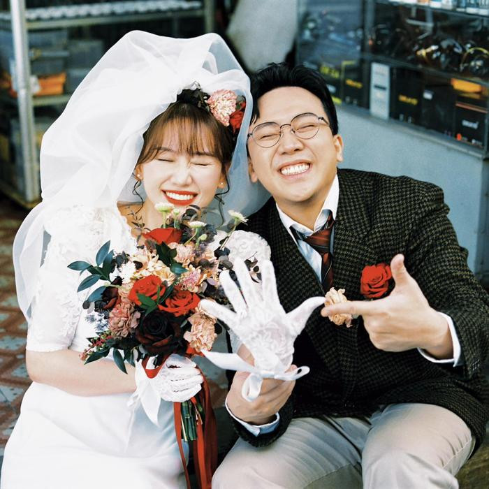 Trấn Thành và Hari Won thực hiện bộ ảnh kỷ niệm 7 năm ngày cưới.