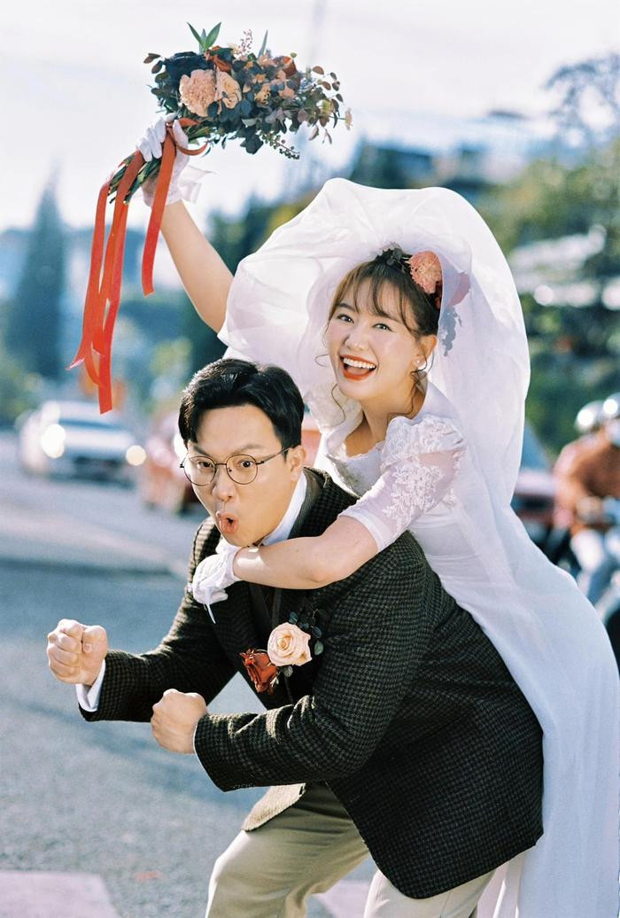 Trấn Thành và bà xã Hari Won “cưới lần nữa”, bộ ảnh cô dâu chú rể concept đầy hoài niệm khiến khán giả rần rần? - ảnh 2