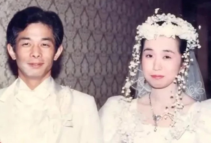 Ảnh cưới Otou Katayama và vợ Yumi khi còn trẻ.