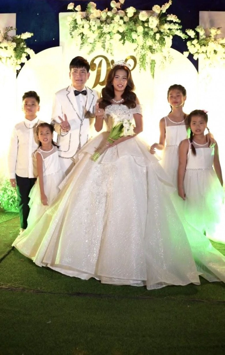 Quách Thành Danh tổ chức đám cưới với bà xã kém 8 tuổi ở biệt thự xa hoa, các con cùng xuất hiện