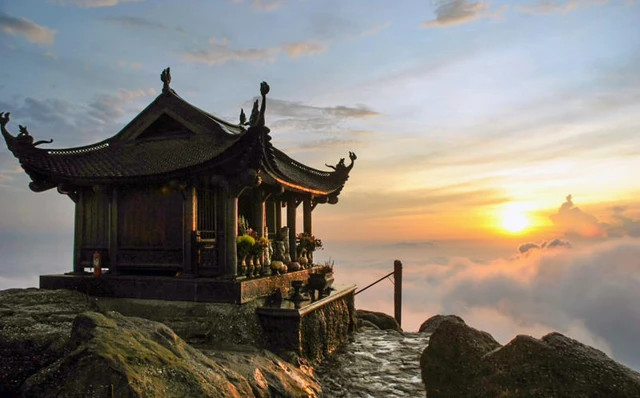Chùa Đồng năm trên đỉnh núi ở độ cao 1068m so với mực nước biển, vị trí cao nhất mà một ngôi chùa tọa lạc ở Việt Nam.