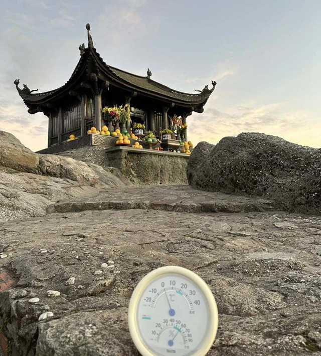 Theo ghi nhận, ngày 22/12 nhiệt độ tại chùa Đồng trên đỉnh Yên Tử chạm mốc 0 độ C