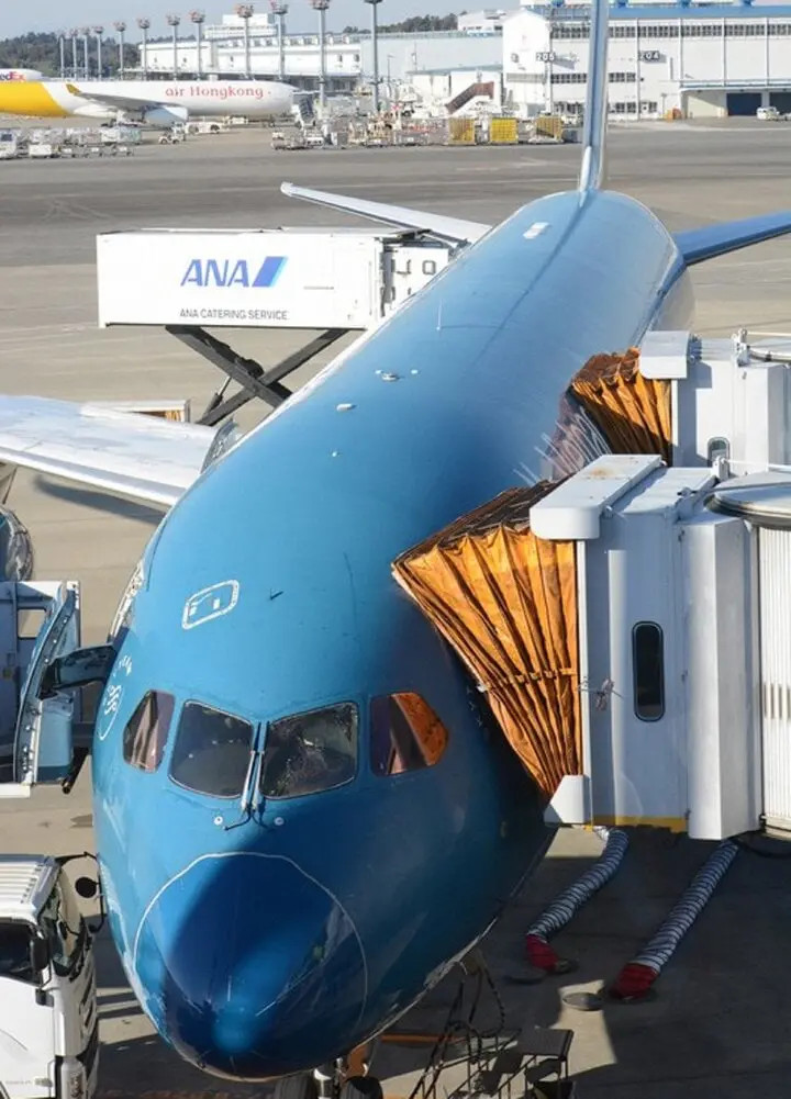 Chiếc Boeing 787 của Việt Nam chở 94 người bị nứt kính buồng lái, nhưng hạ cánh an toàn tại sân bay Narita, phía đông Tokyo.