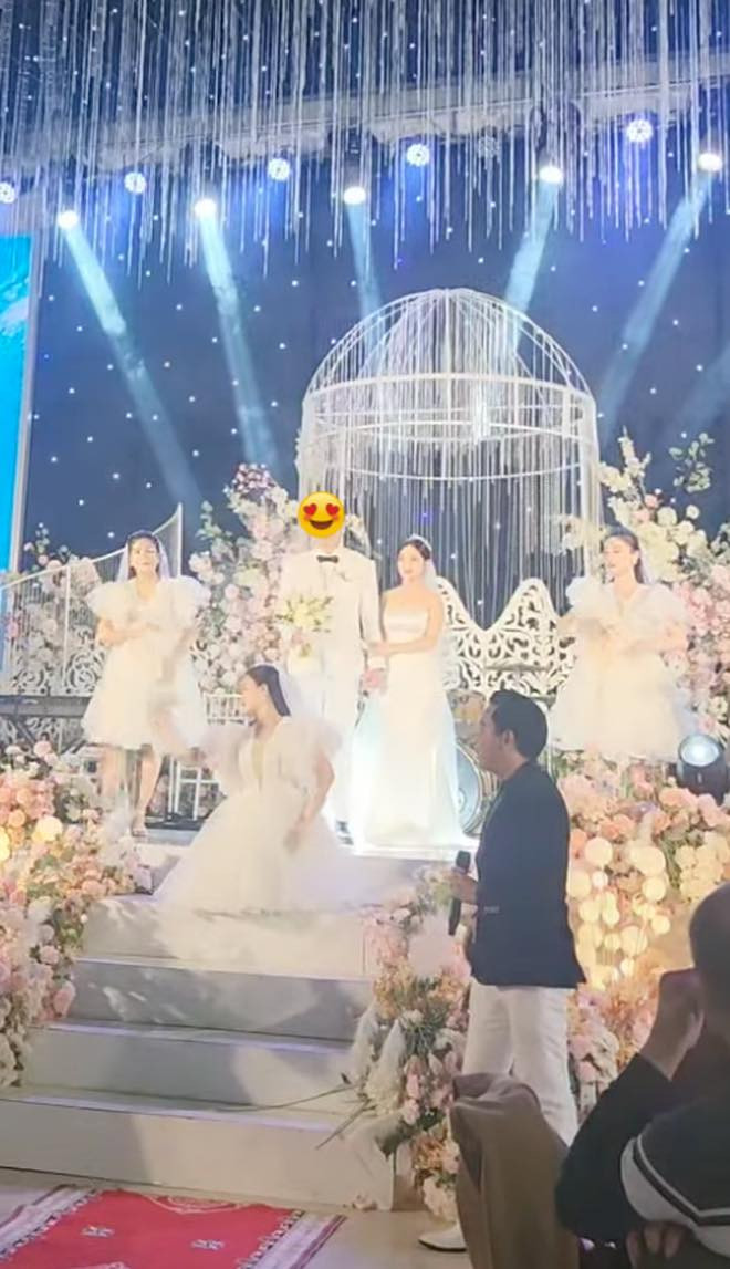 Loạt ảnh và clip Nhật Lê xinh đẹp rạng rỡ trong lễ đính hôn được lan truyền rộng rãi trên mạng xã hội.