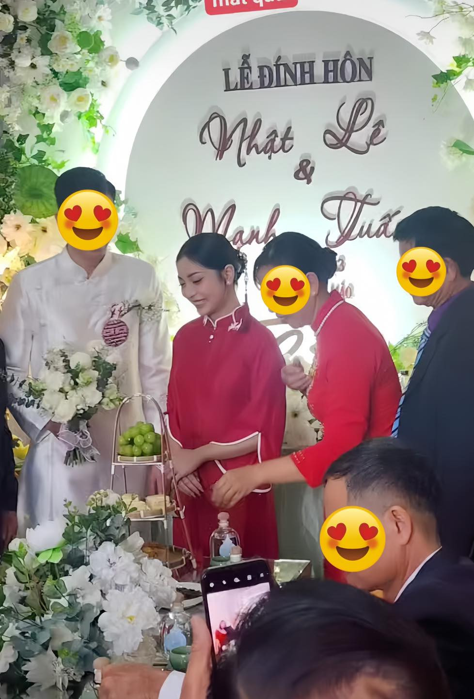 Rộ ảnh bạn gái cũ Quang Hải lên xe hoa “so kè” trước tình cũ, khoảnh khắc trong lễ đính hôn khiến netizen xôn xao? - ảnh 1