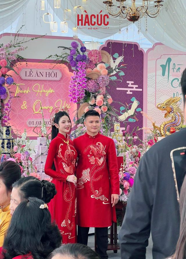 Tiền vệ Nguyễn Quang Hải đã tổ chức lễ ăn hỏi và đón cô dâu Chu Thanh Huyền về dinh.