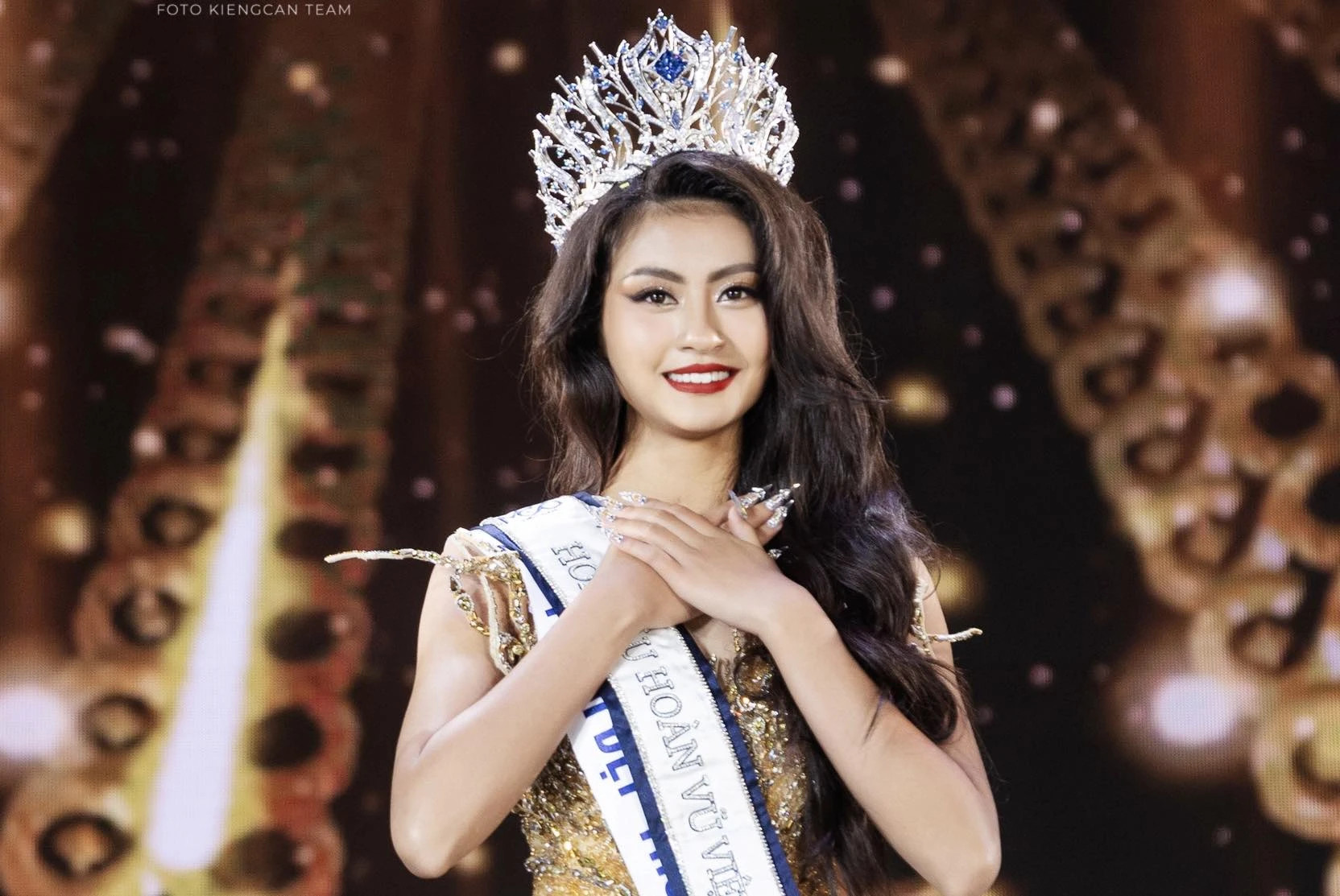 Khoảnh khắc đăng quang ngôi vị Hoa hậu Hoàn vũ Việt Nam 2023 của người đẹp sinh năm 2001