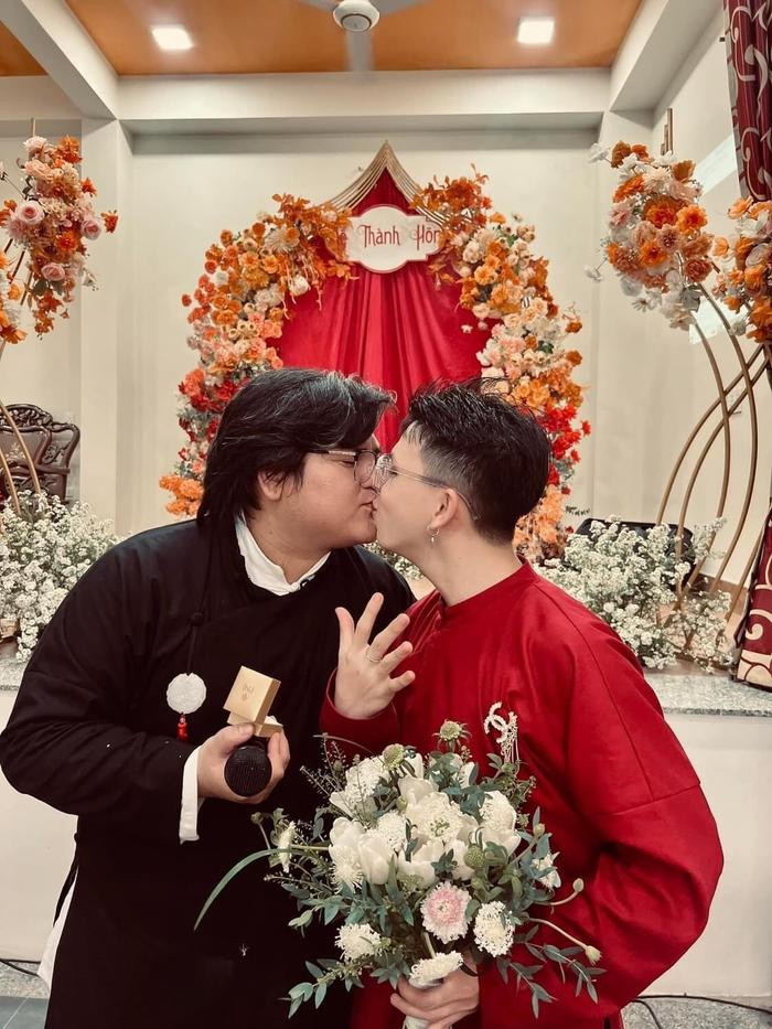 Nam ca sĩ có tiếng của showbiz Việt cầu hôn bạn trai đồng giới ngay ngày đầu năm mới