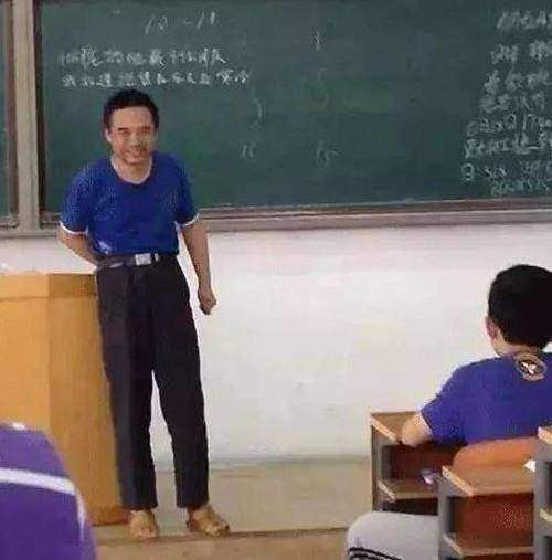 Người thầy vô cùng xuất sắc với học vấn 'khủng' song thầy Vương vẫn rất giản dị mỗi khi đừng lớp khiến sinh viên nhận nhầm.