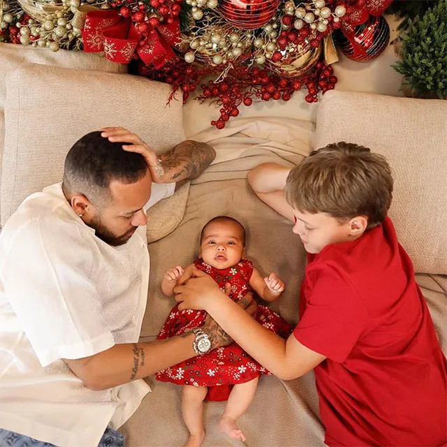 Neymar khoe ảnh đón Giáng sinh bên con gái của cặp đôi cũng như cậu con trai riêng của anh.