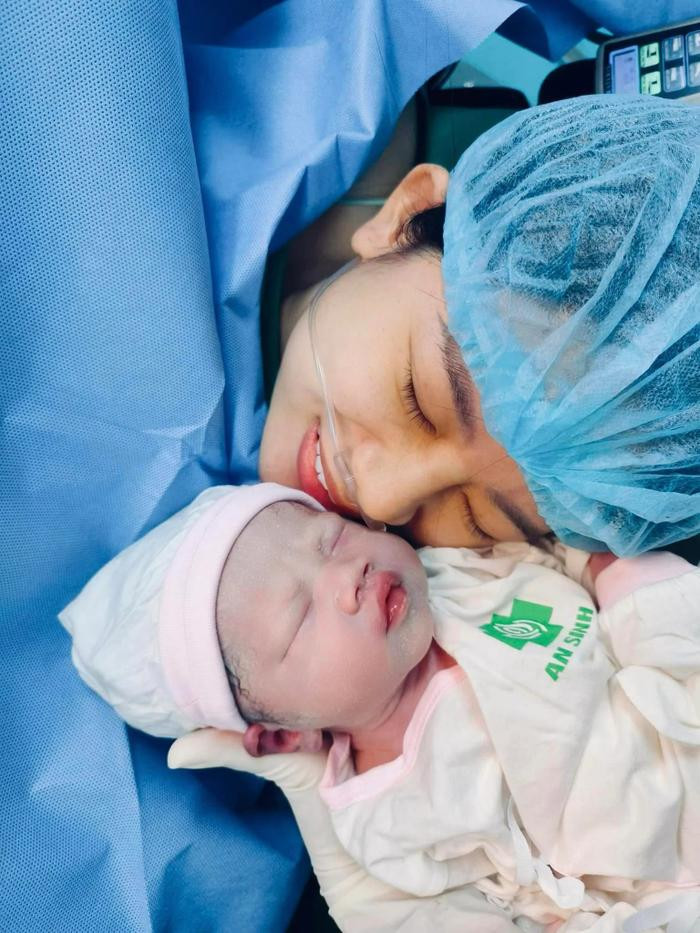 Đoàn Di Băng khoe khoảnh khắc xúc động của bảo mẫu Thiên Kim vừa sinh em bé đầu lòng