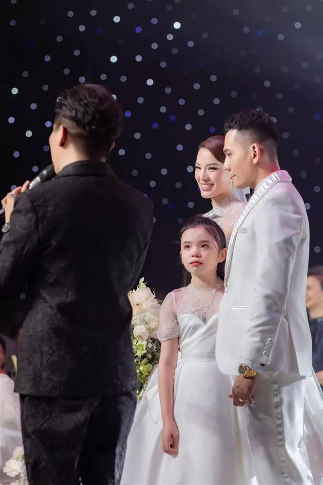 Phương Trinh Jolie công khai con gái riêng trong đám cưới với ông xã Lý Bình