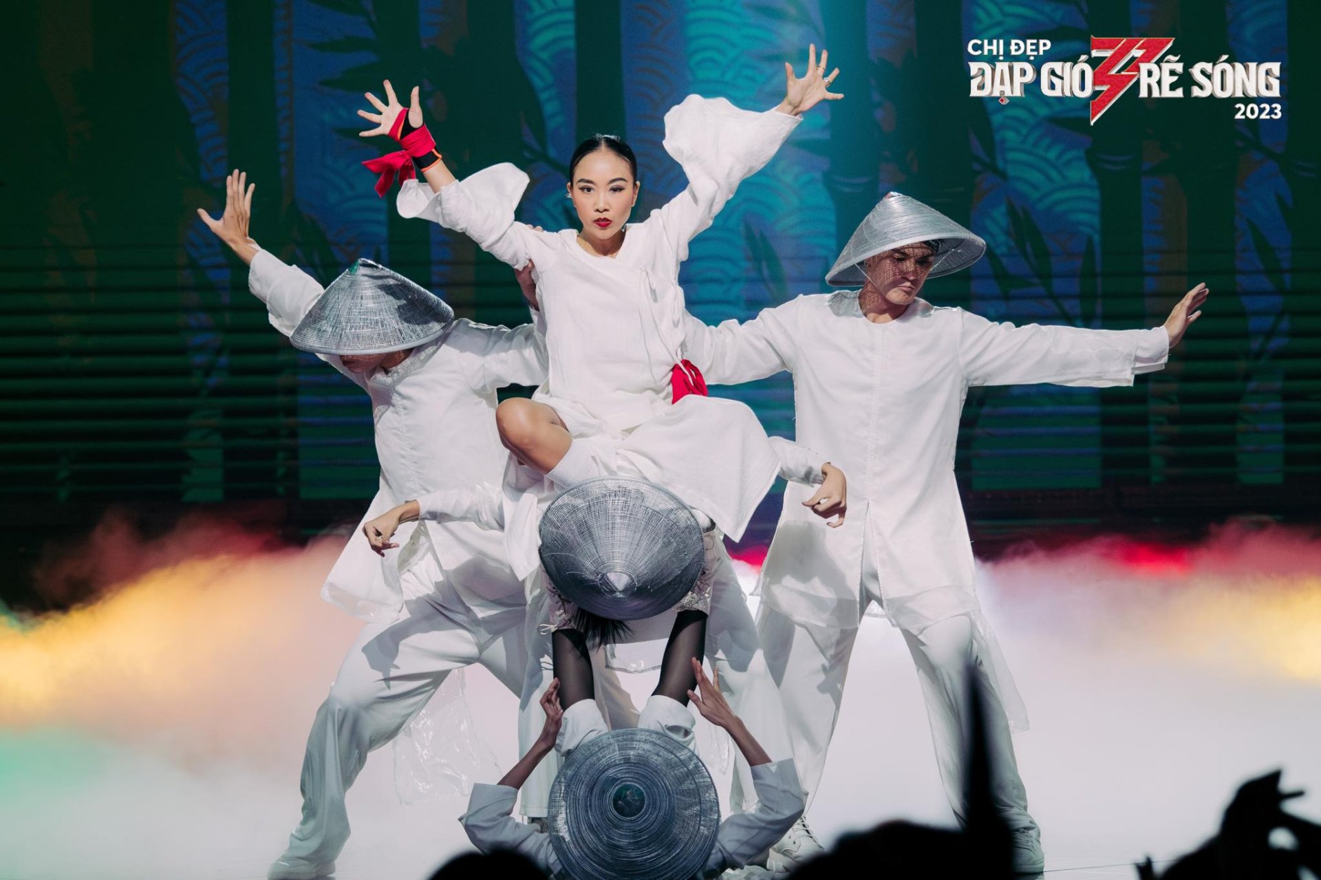 Đoan Trang đại diện nhóm Hồi sinh để đối đầu trong phần thi solo Dance Battle