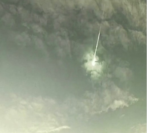 Hàng loạt “quả cầu lửa” xuất hiện trên bầu trời Nhật Bản khiến thế giới xôn xao, nghe giả thuyết quá rùng mình - ảnh 2