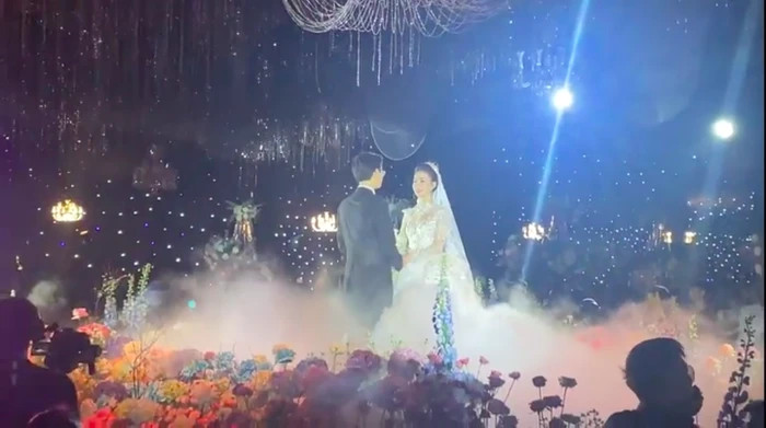 Mỹ nhân showbiz bí mật đám cưới, Đàm Vĩnh Hưng và loạt sao Việt tham dự, choáng trước 2 tấn pha lê để trang trí - ảnh 1