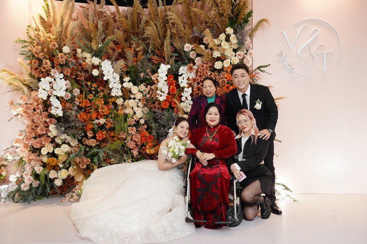 Đám cưới nam ca sĩ đình đám showbiz Việt, mẹ chú rể ngồi xe lăn lên lễ đường trao sính lễ cho con dâu - ảnh 8