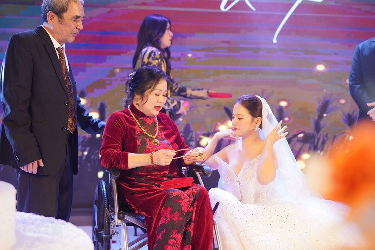 Mẹ của Yanbi đi xe lăn lên lễ đường, trao sính lễ cho con dâu
