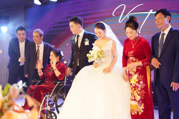 Đám cưới nam ca sĩ đình đám showbiz Việt, mẹ chú rể ngồi xe lăn lên lễ đường trao sính lễ cho con dâu - ảnh 11