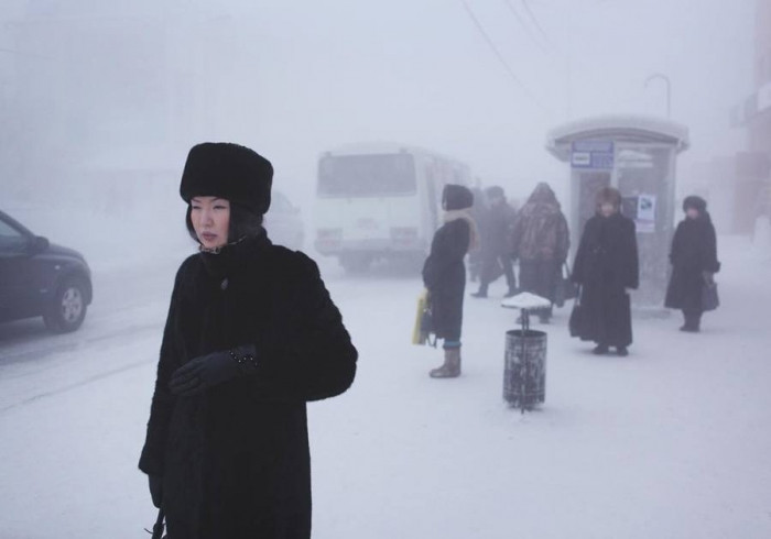 Khiếp sợ ngôi làng lạnh nhất thế giới chỉ 500 người sống: Đứng ngoài trời 5 phút là lông mi hay tóc bị đóng băng - ảnh 1