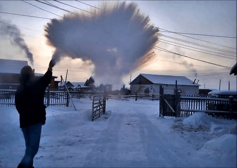 Mọi thứ ở làng Oymyakon đều có thể đóng băng nhanh chóng.