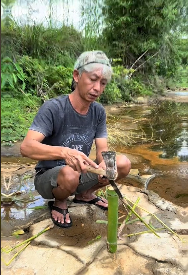 Đi rừng tìm được cây “tre mọc ngược”, người đàn ông bổ ra thì phát hiện “xá vật” hiếm gặp bên trong - ảnh 5