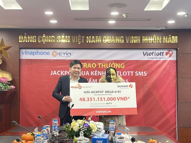 Công ty Xổ số điện toán Việt Nam (Vietlott) vừa trao giải Jackpot cho chị P.V trị giá hơn 48 tỷ đồng.