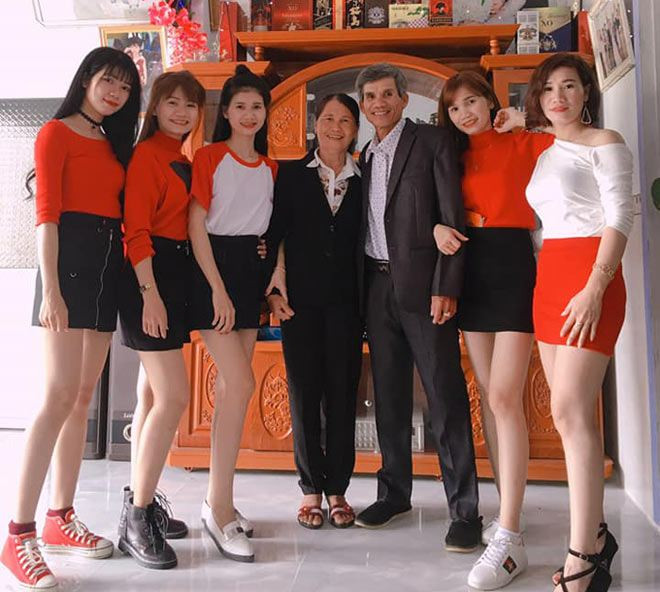 Cặp vợ chồng Quảng Ngãi tự hào về các cô con gái của mình.