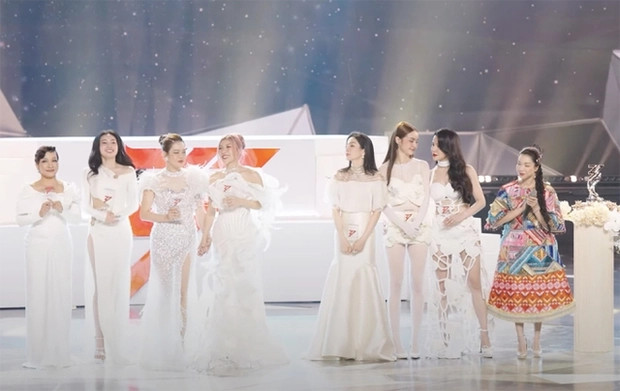 Lệ Quyên đứng cạnh Trang Pháp trên sân khấu trao giải Chị đẹp