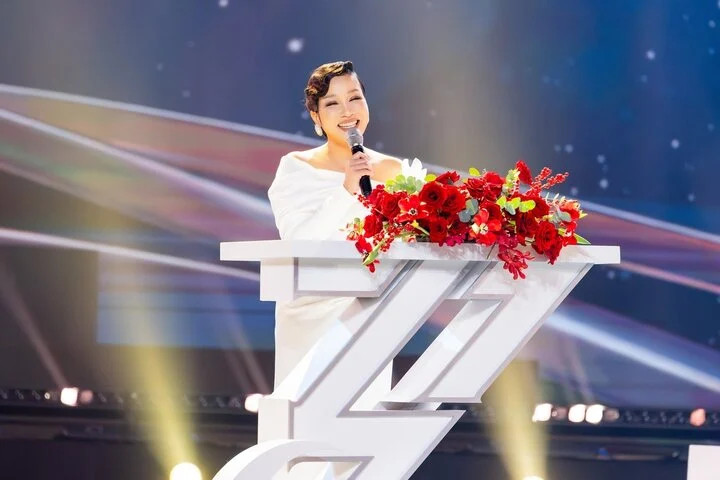 Mỹ Linh nhận giải thưởng 'Chị đẹp của năm'.