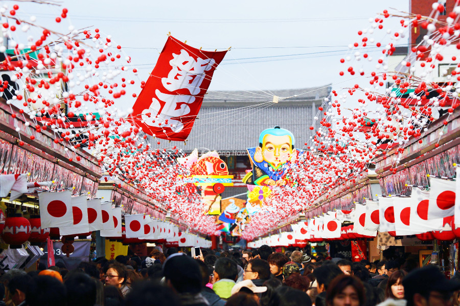 Nhật Bản đã áp dụng lịch Gregorian (lịch dương) với mong muốn tiến kịp phương Tây.